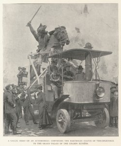 En gallisk hjälte på en bil som förmedlar Bartholdi-statyn av Vercingetorix till Grand Palais på Champs Elysees av English Photographer