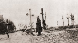 En rysk soldat vid en vapenkamrats grav under första världskriget, från The Illustrated War News, 1915 av English Photographer