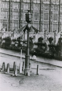 En trafiksignal på en gata i London av English Photographer