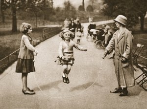 En flicka som hoppar i Hyde Park eller Kensington Gardens, från Wonderful London, publicerad 1926-27 (fotogravyr) av English Photographer