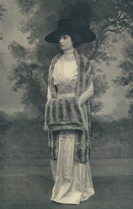 En graciös chinchillastole, med matchande manschett, även tillverkad i mullvad, ekorre och sälfärgad musquash (svartvitt foto) av English Photographer