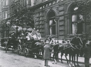 En häst och vagn på gatan utanför Hotel Metropole av English Photographer