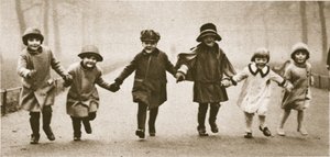 En rad välklädda barn som springer i Hyde Park, från Wonderful London, publicerad 1926-27 (fotogravyr) av English Photographer