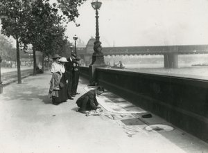 En trottoarkonstnär på banvallen av English Photographer