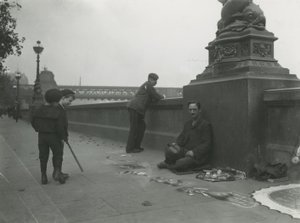 En trottoarkonstnär på banvallen av English Photographer