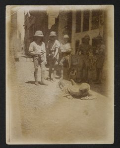 En fånge under beväpnad bevakning vid Ram Bagh trädgård, från Views of Amritsar, inklusive efterdyningarna av upploppen av English Photographer