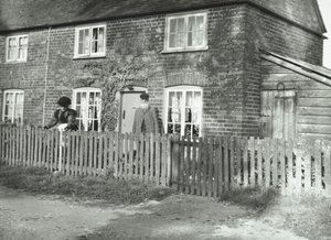 En lantlig scen i Wandsworth-området med ett äldre par i trädgården på en fastighet i stugstil, London, 1895 av English Photographer
