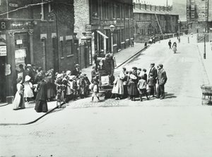 En gatuorganist i Putney, London, 1886 av English Photographer