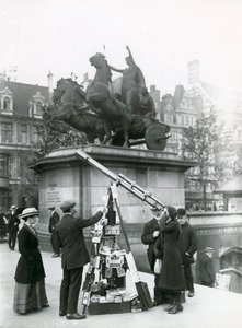 Ett teleskop för att titta på Big Ben på banvallen vid Boadicea-statyn av English Photographer