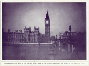 En vy av Houses of Parliament och Big Ben i jägarens månens strålar, under mörkläggningen, från The Illustrated War News, publicerad 8 november 1939 av English Photographer