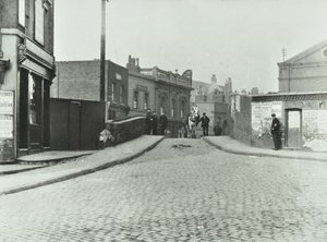 En vit häst färdas längs Rhodeswell Road mot Old Victory Bridge, 1895 av English Photographer