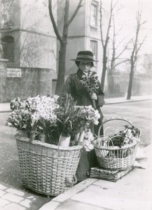 En kvinna blomma säljare av English Photographer