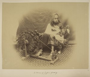 En kvinna från Jeypore spinning, ca 1890 (s/v foto) av English Photographer