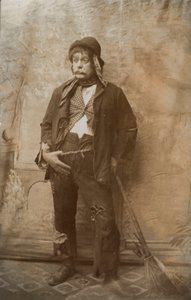 Skådespelare utklädd till gatustädare (svartvitt foto) av English Photographer