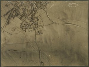 Flygfoto med skyttegravar från första världskriget, 1917 av English Photographer