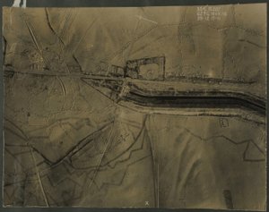 Flygfoto med skyttegravar från första världskriget, 1917 av English Photographer