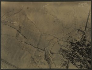 Flygfoto med skyttegravar från första världskriget, 1918 av English Photographer