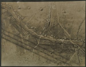 Flygfoto med skyttegravar från första världskriget, 1918 av English Photographer