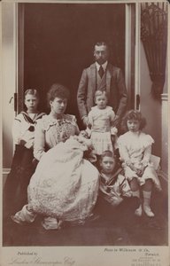 Albert Edward och prinsessan Alexandra med sin familj av English Photographer