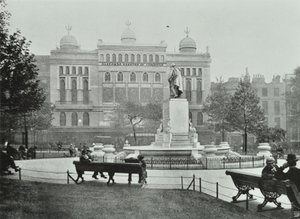 Alhambra, Leicester Square, Westminster LB: östra sidan, 1895 av English Photographer
