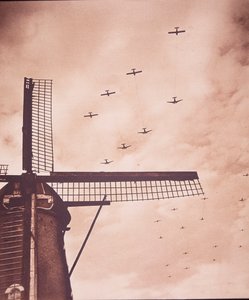 Allierade flygplan bogserar segelflygplan som bär luftburna trupper över Nederländerna, slaget vid Arnhem av English Photographer