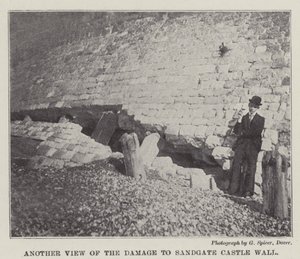 En annan vy av skadan på Sandgate Castle Wall av English Photographer