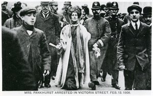 Arrestering av fru Emmeline Pankhurst på Victoria Street, 13 februari 1908 av English Photographer