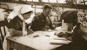 Australians and Conscription: How the Australian vote is taken in a London Hospital, illustration från The Illustrated War News, 25 oktober 1916 (sepiafoto) av English Photographer