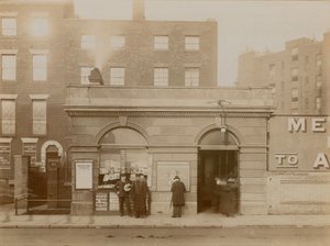 Baker Street järnvägsstation, östra ingången, Marylebone Road, London; foto taget i maj 1908 av English Photographer