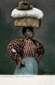 Svart tjej med en korg med linne, toppad av en hatt, på huvudet (foto) av English Photographer
