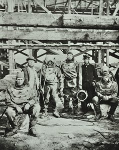 Blackfriars Bridge: byggnadsarbetare poserar med utrustning, 1869 av English Photographer