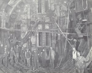 Blackwall Tunnel: en grupp arbetare står i luftslussen, 1894 av English Photographer