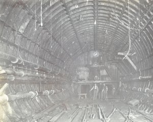Blackwall Tunnel: två män står i luftslussen, 1894 av English Photographer
