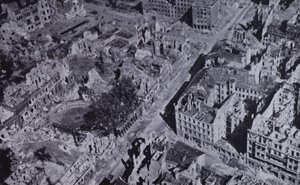 Bombade ruiner av Berlin, Tyskland, andra världskriget av English Photographer