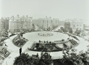 Boundary Estate: Arnold Circus, utsikt över offentliga trädgårdar och lägenheter, London av English Photographer