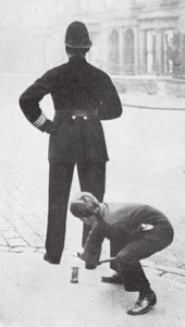 Pojke som busar med en polis (svartvitt foto) av English Photographer