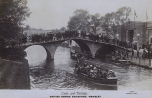 British Empire Exhibition, Wembley: Lake and Bridge (s/v foto) av English Photographer