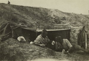 Brittiska soldater i tjänst vid ett läger i Tel-el-Jemi, Palestina, oktober 1917 (s/v foto) av English Photographer