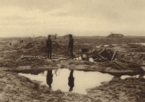 Brittiska stridsvagnar körde fast i leran innan de kunde nå de tyska linjerna vid Ypres, Belgien, första världskriget av English Photographer