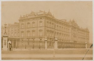 Buckingham Palace, 1876 av English Photographer