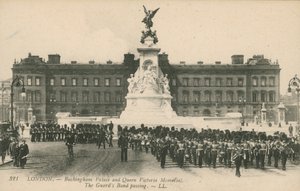 Buckingham Palace och Queen Victoria Memorial; Gardesbandet passerar av English Photographer