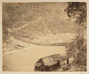 Cane hängbro över Teesta, på väg in i Bhootan.  Utsikt över Darjeeling. 1870-talet av English Photographer