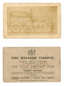 Kort (fram och bak) till minne av den första omnibus som kördes över Holborn Viaduct, 6 november 1869 av English Photographer