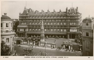 Charing Cross Station and Hotel, Strand, London av English Photographer