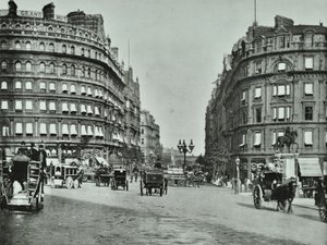 Charing Cross, Westminster LB: Northumberland Avenue från Trafalgar Square och Charing Cross, 1890 av English Photographer