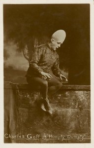 Charles Goff som Humpty Dumpty (s/v-foto) av English Photographer