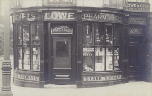Charles Lowe & Co Drug Store, Newbury, Berkshire (s/v foto) av English Photographer