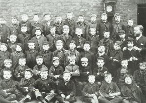 Chaucer Street School: pojkgrupp, 1895 av English Photographer