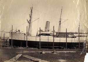 Kinesiska inkomstkryssaren "Li Kin" eller hennes systerskepp "Kai Pan" på lappen redo för sjösättning, 1888 av English Photographer