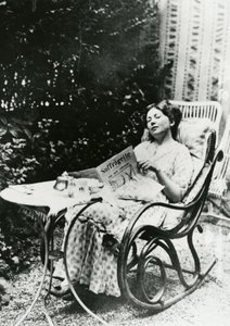 Christabel Pankhurst (1881-1969) läser en kopia av The Suffragette c.1905-14 av English Photographer